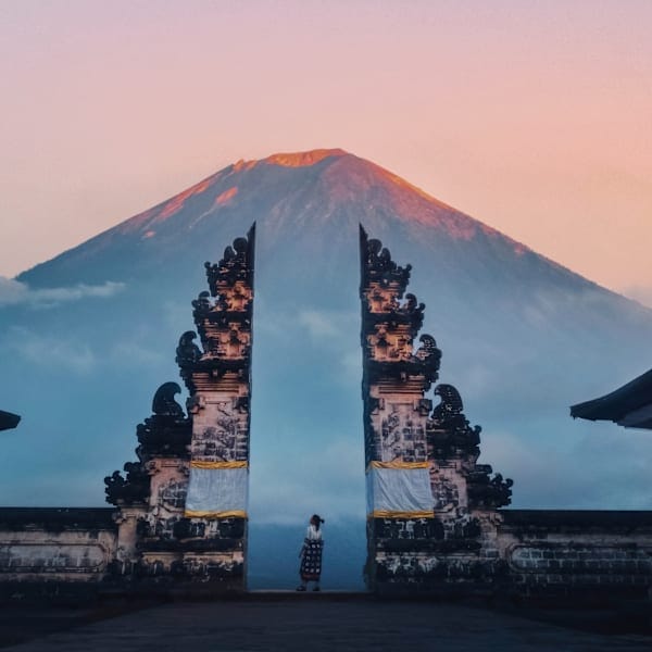 Singapore meets Bali: Sparkling skyline and blue volcanic fire